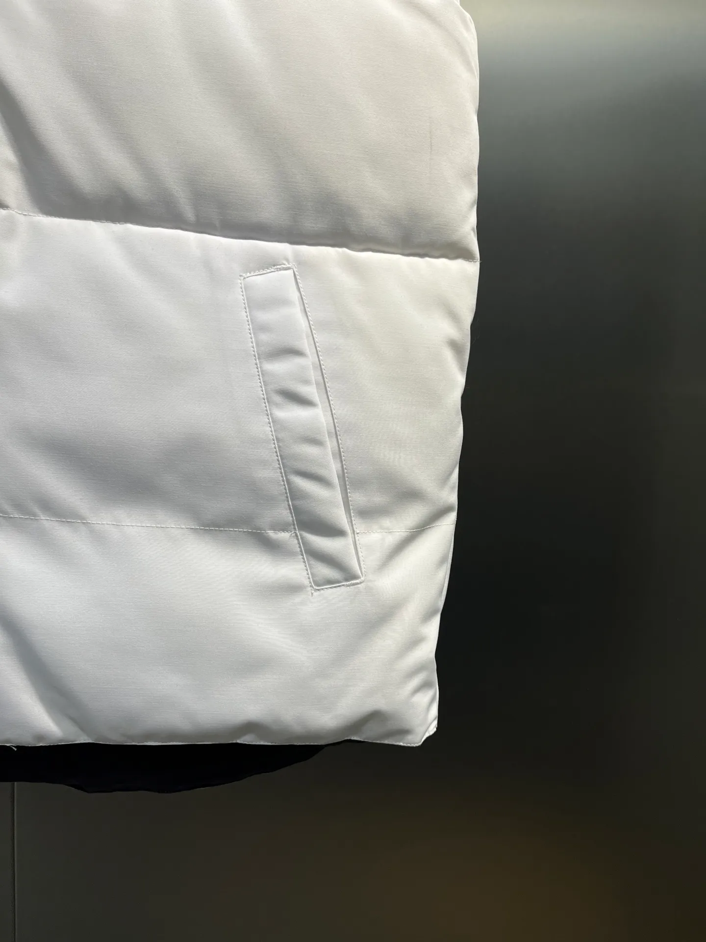 P380 🇨🇦Canada Goose""🇨🇦🌟 (Pure white non-refundable) Garson down vest has always been recognized as the warmest down jacket. Various Instagram celebrities, Internet celebrities, and celebrities often wear it for street photos. I make Canada Goose every year, but I still can't get rid of my love for it. No matter how cold the days are, there is no need to be afraid, because there is! Filled with 90% white duck down, it is the legendary warmest down jacket and is known as a must-have for Arctic outdoor sports! The most popular down jacket in the world, celebrities are rushing to buy it, it is a must-have!  Size: XS to 2XL
